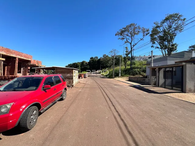 Vista da rua com duas construções ao fundo em Lajeado, Brasil.