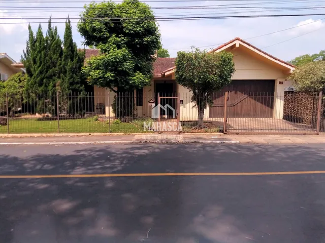 Fachada de uma residência em Lajeado, Brasil, com cerca e vegetação ao redor.