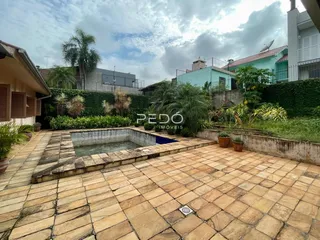 Vista externa de um pátio com piscina e área de lazer em Lajeado, Brasil.