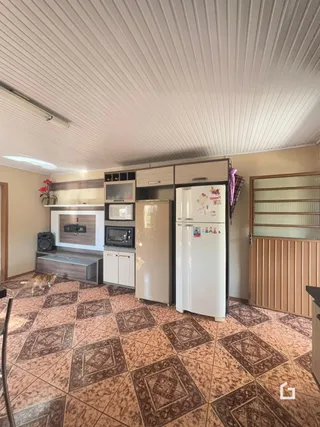 Sala com piso de cerâmica e armários embutidos.