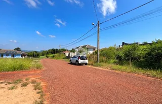 Vista da estrada de terra em uma área residencial no Brasil.