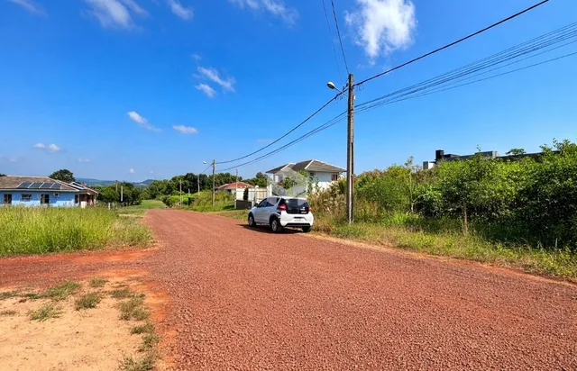 Vista da estrada de terra em uma área residencial no Brasil.