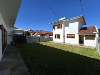 Fachada de uma casa em Lajeado, Brasil com jardim gramado.