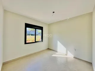 Vista de uma sala com janela para o exterior.