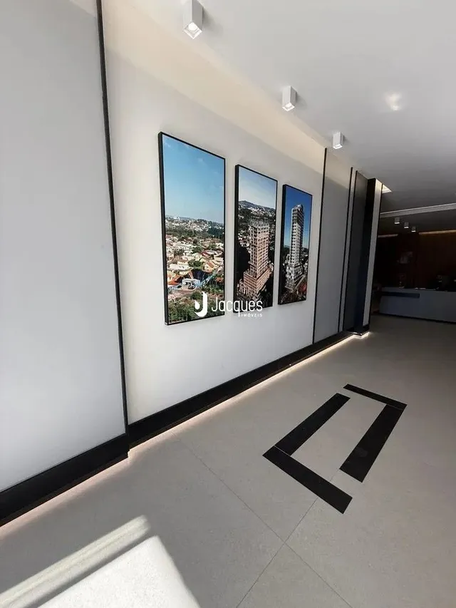 Vista de um corredor interno de uma residência.