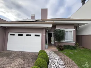Fachada de uma residência com garagem e jardim em Lajeado, Brasil.