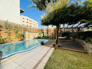Foto de uma piscina e área externa com deck em Lajeado.