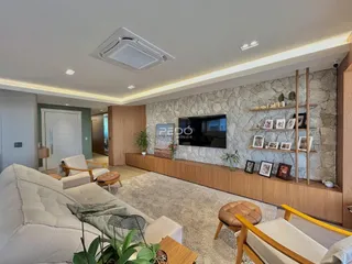Sala de estar moderna com sofá e decoração de madeira.
