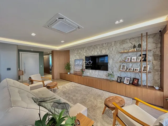 Sala de estar moderna com sofá e decoração de madeira.