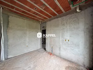 Foto de um cômodo interno com paredes e teto em fase de acabamento.