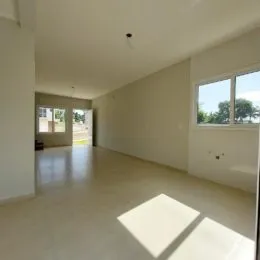 Corredor interno com paredes brancas e piso claro.