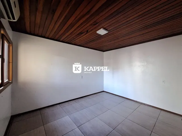 Foto de um ambiente interno com piso de cerâmica e forro de madeira.
