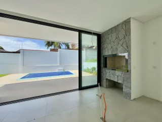 Sala de estar com vista para a piscina externa.