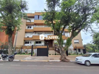Fachada de um prédio residencial em Lajeado, Brasil com vegetação ao redor.