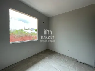 Vista da janela de um cômodo com piso de cerâmica claro.