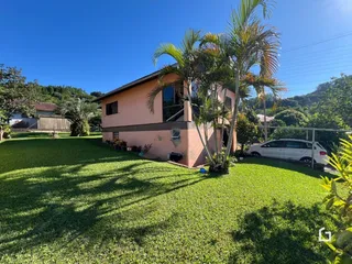 Fachada de uma casa em Lajeado, Brasil, com jardim gramado.