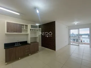 Foto de uma cozinha com armários de madeira e piso claro.