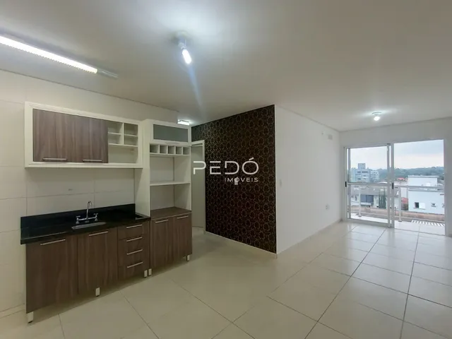 Foto de uma cozinha com armários de madeira e piso claro.