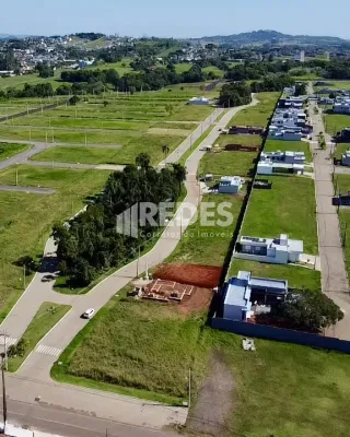 Vista aérea de uma propriedade rural com campos ao redor em Lajeado, Brasil.
