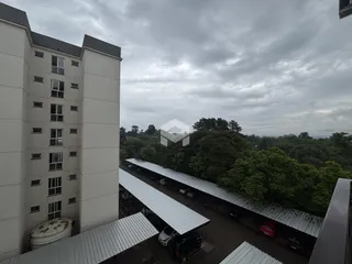 Fachada de um prédio residencial em Lajeado, Brasil, com estacionamento coberto.