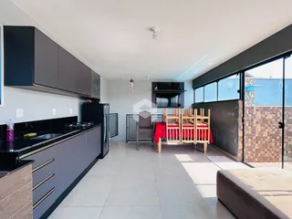 Ambiente de sala de estar e cozinha com piso de cerâmica em um imóvel no Brasil.