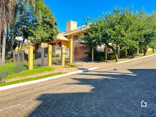 Fachada de uma residência em Lajeado, Brasil, com cerca e portão.