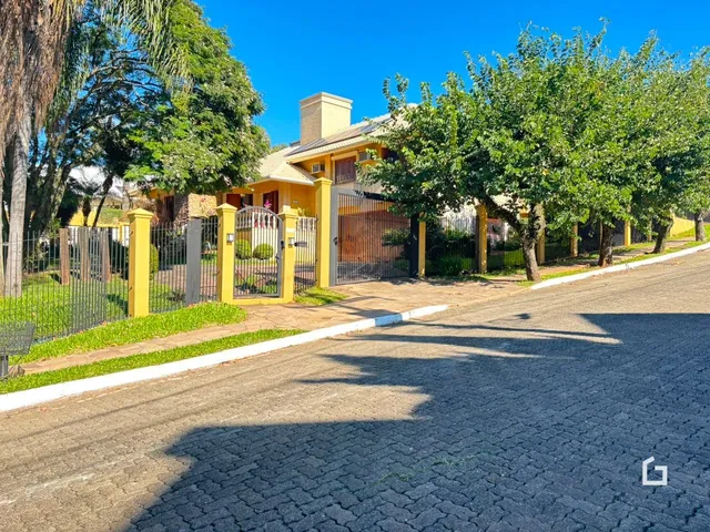 Fachada de uma residência em Lajeado, Brasil, com cerca e portão.