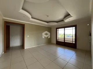 Interior de uma sala com piso de cerâmica e porta de vidro.