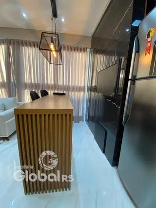 Sala de estar moderna com televisão e geladeira em ambiente interno.