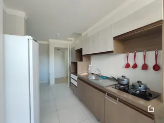 Foto de uma cozinha moderna com armários brancos e piso claro.