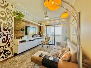 Sala de estar com sofá e vista para o exterior.
