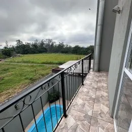 Varanda com vista para um campo verde ao ar livre.