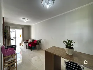Sala de estar iluminada com vista para o exterior.
