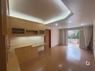 Sala de estar com piso de madeira e armários em um imóvel no Brasil.
