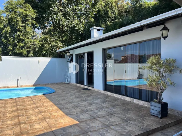 Vista da fachada de uma residência com piscina e área externa em Lajeado.