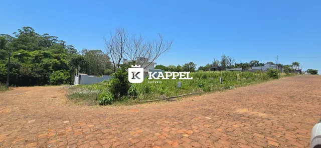 Vista externa de uma propriedade em Lajeado, Brasil, mostrando a entrada e a vegetação ao redor.