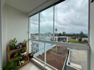 Vista da propriedade com um quintal ao fundo.