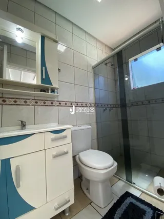 Foto de um banheiro com revestimento de cerâmica e vaso sanitário.