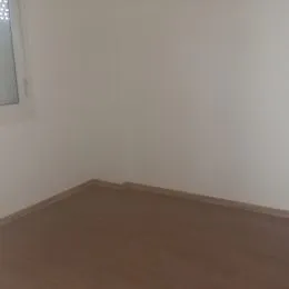 Foto de um ambiente interno com piso de madeira.