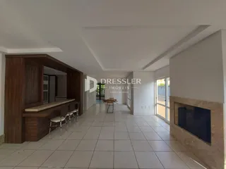 Sala de estar com piso de cerâmica e parede de lareira em um imóvel no Brasil.