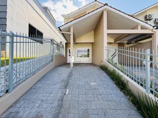 Fachada de uma residência em Lajeado, Brasil, com portão e área externa pavimentada.