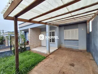 Foto de uma área externa coberta com estrutura de madeira e grama alta em uma propriedade em Lajeado.