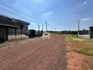 Vista externa de uma propriedade com acesso por estrada de terra.