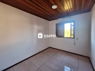 Ambiente interno com piso de cerâmica e teto de madeira.