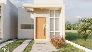 Fachada de uma casa moderna com porta de madeira em Lajeado, Brasil.