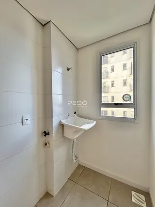 Foto de um banheiro com piso de cerâmica e janela.