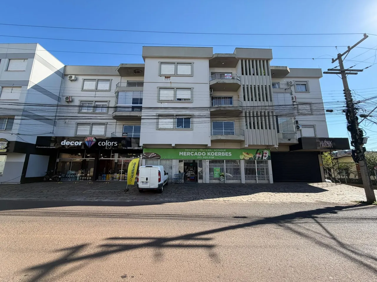 Fachada de um prédio comercial em Lajeado, Brasil, com lojas no térreo.