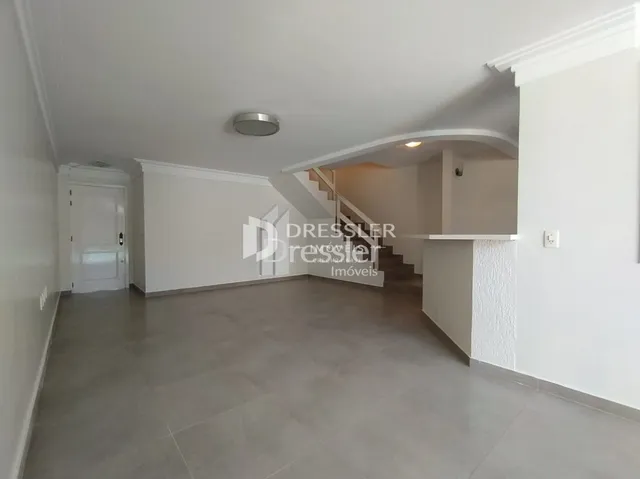 Hall de entrada com escadaria em uma residência.