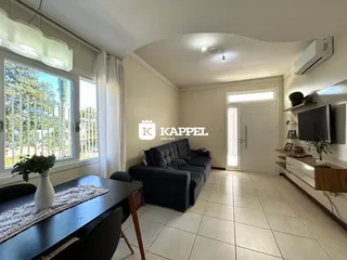 Sala de estar com sofá e janela.