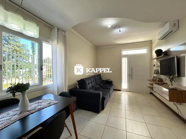 Sala de estar com sofá e janela.